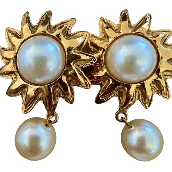 Chanel Paris FRANCE 80s 90s 24 K Gold Sun White Faux Pearl Dangle Clip E… - Picture 7 of 9